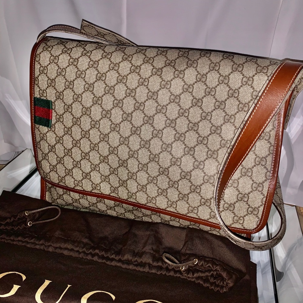 💯Authentic Gucci monogram canvas GGmessenger bag.